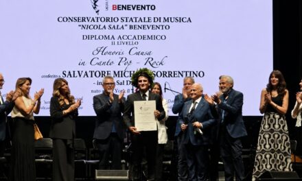 Sal Da Vinci, Benevento gli consegna l’Honoris Causa: la verità di una carriera che non ha mai ceduto