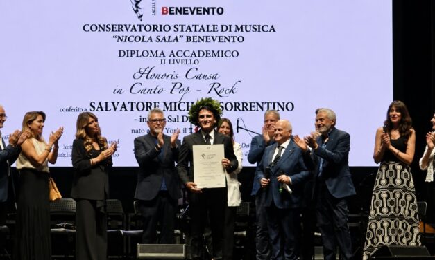 Sal Da Vinci, Benevento gli consegna l’Honoris Causa: la verità di una carriera che non ha mai ceduto