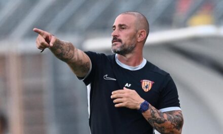 Floro Flores lancia il Benevento verso il debutto in B: «Contro il Modena servono umiltà e fame. Amo l’ossessione del lavoro»