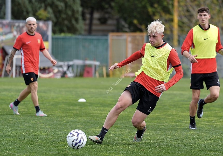 Benevento, Floro Flores modifica l’assetto per il Modena: Cherubini titolare, forfait di Verdi